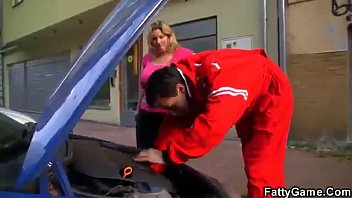 Соблазнительная блондинка оплатила ремонт.