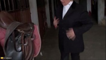 Бабка дрочит большим дилдо