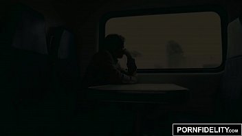 Грудастая женщина совращает племянника