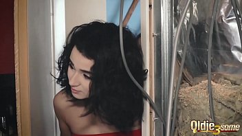 Старик натягивает брюнеток
