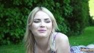 Старый дед и внучка: садовая страсть