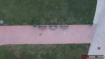 Бегунью в парке трахнули