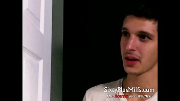 Молодой курьер удовлетворил зрелую