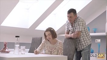 Страстный секс молодой девушки