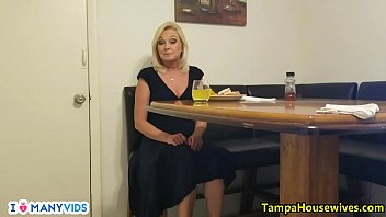 Страстный секс официанта и зрелой красотки