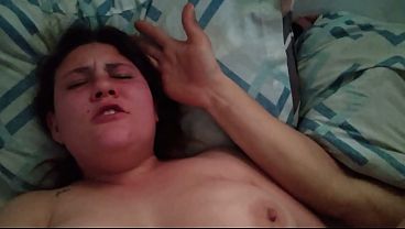 Засунул ей в жёсткую горячую задницу сразу